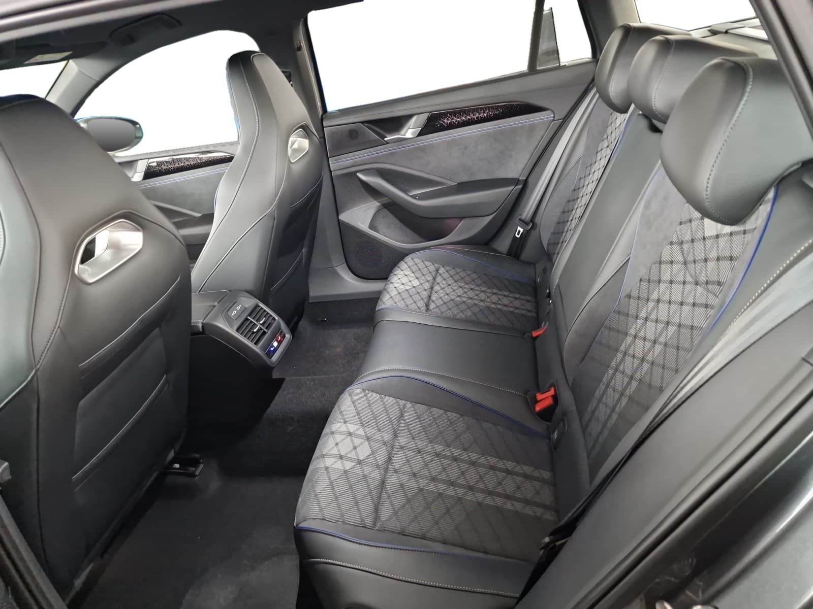 VW Passat - Bild 25
