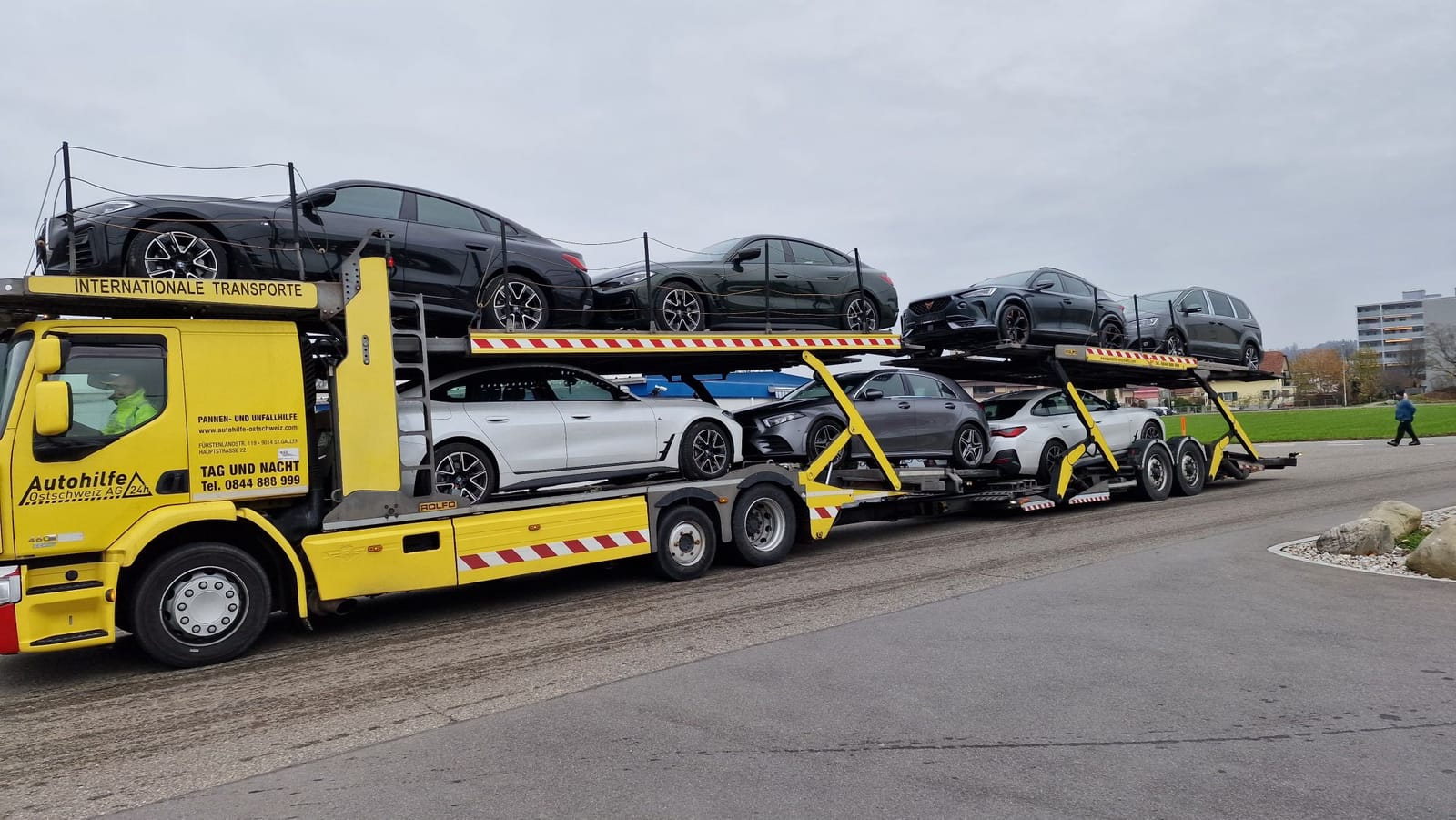 Autotransporter mit Neuwagen bei Car Trade24 in Wohlen AG (14/14)
