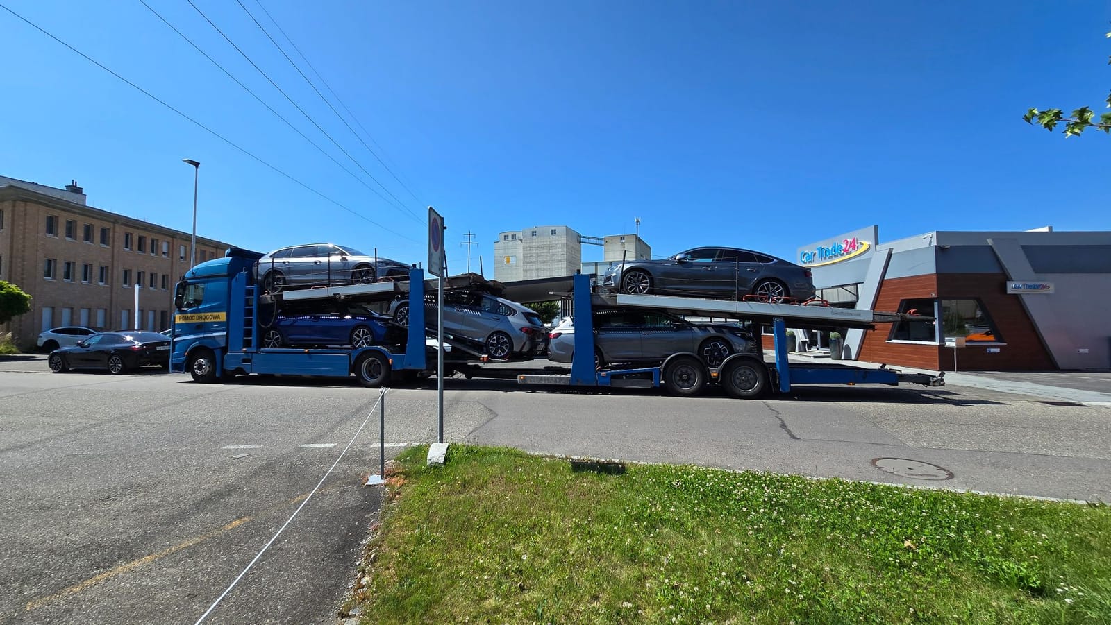 Autotransporter mit Neuwagen bei Car Trade24 in Wohlen AG (13/14)