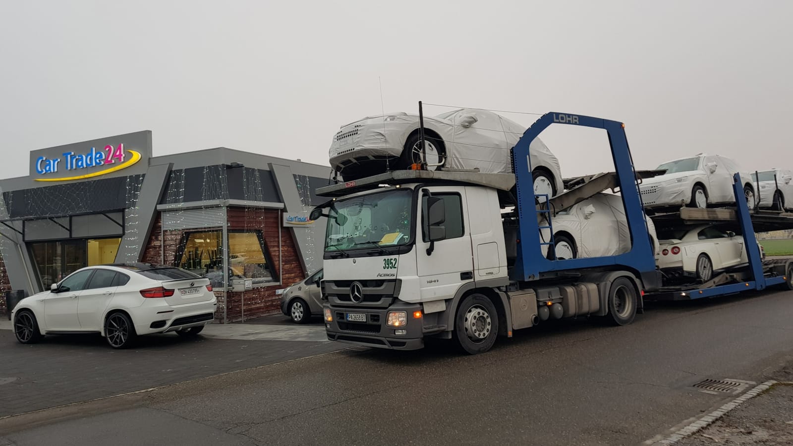 Autotransporter mit Neuwagen bei Car Trade24 in Wohlen AG (12/14)