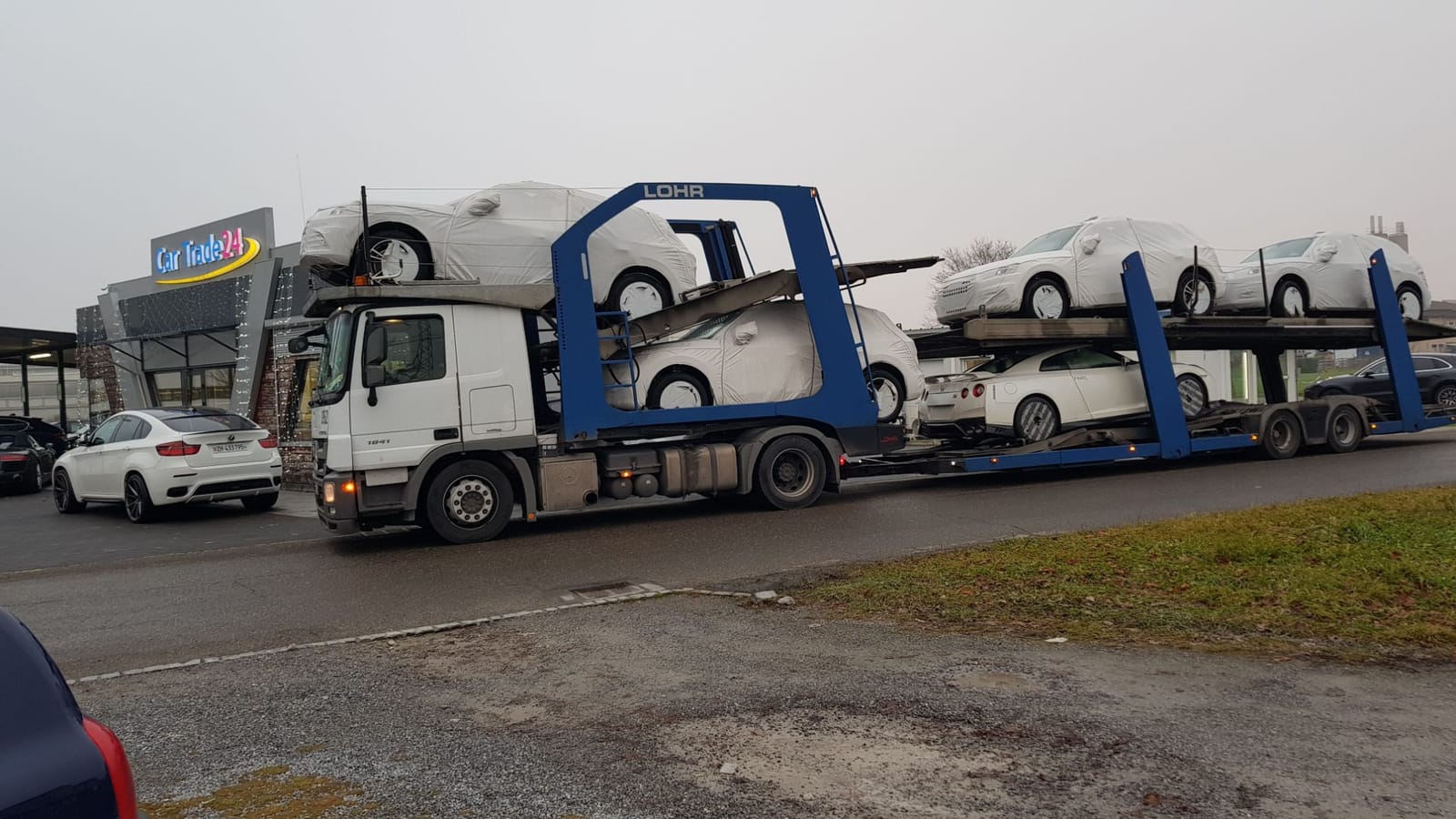 Autotransporter mit Neuwagen bei Car Trade24 in Wohlen AG (11/14)
