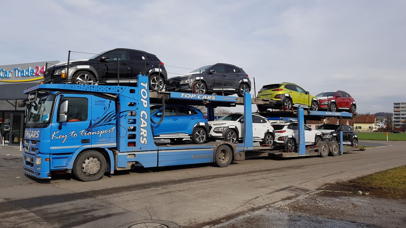 Autotransporter mit Neuwagen bei Car Trade24 in Wohlen AG (10/14)