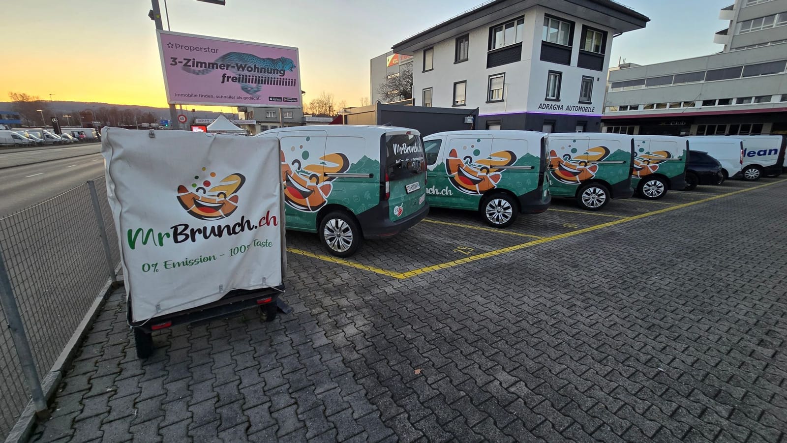 Autotransporter mit Neuwagen bei Car Trade24 in Wohlen AG (9/14)