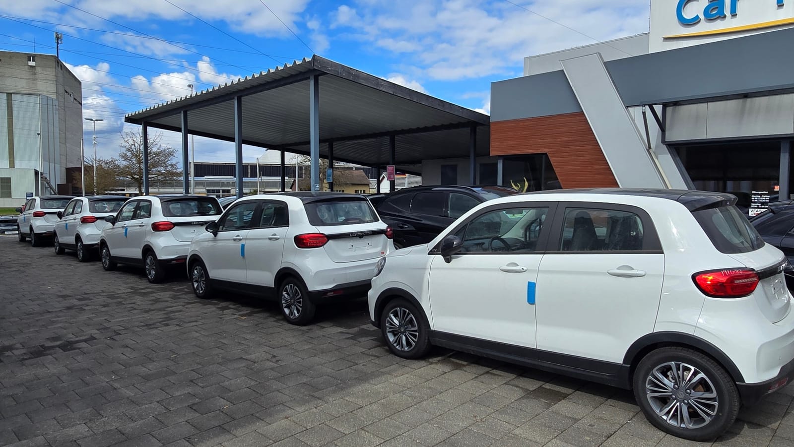 Autotransporter mit Neuwagen bei Car Trade24 in Wohlen AG (8/14)