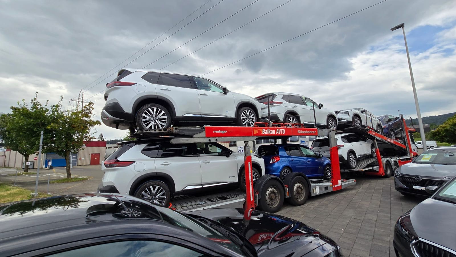 Autotransporter mit Neuwagen bei Car Trade24 in Wohlen AG (7/14)