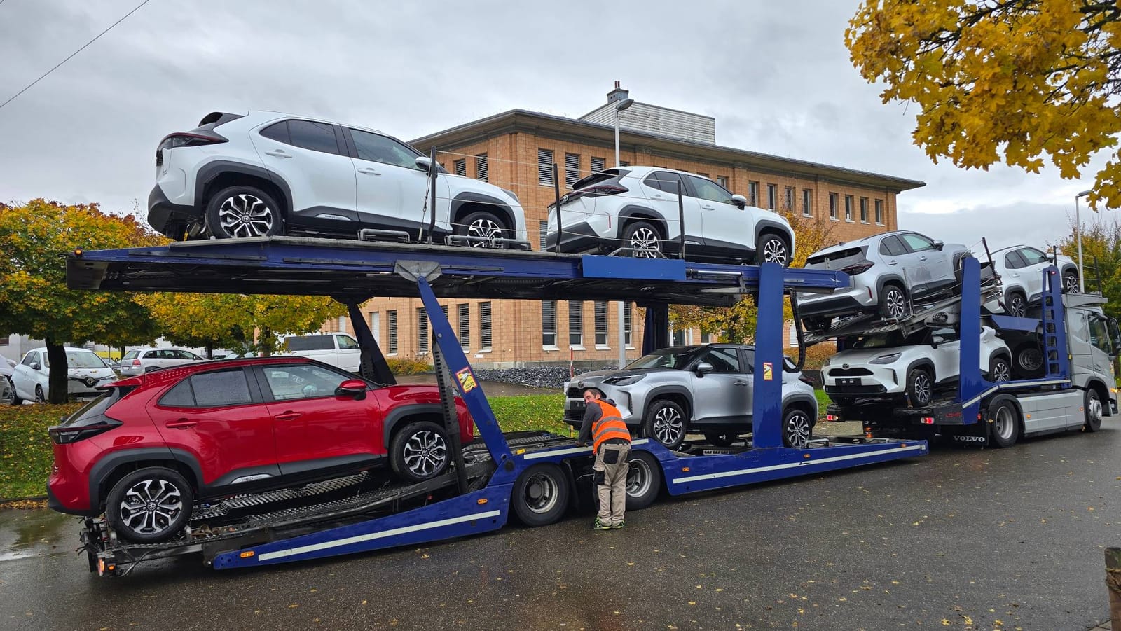 Autotransporter mit Neuwagen bei Car Trade24 in Wohlen AG (6/14)