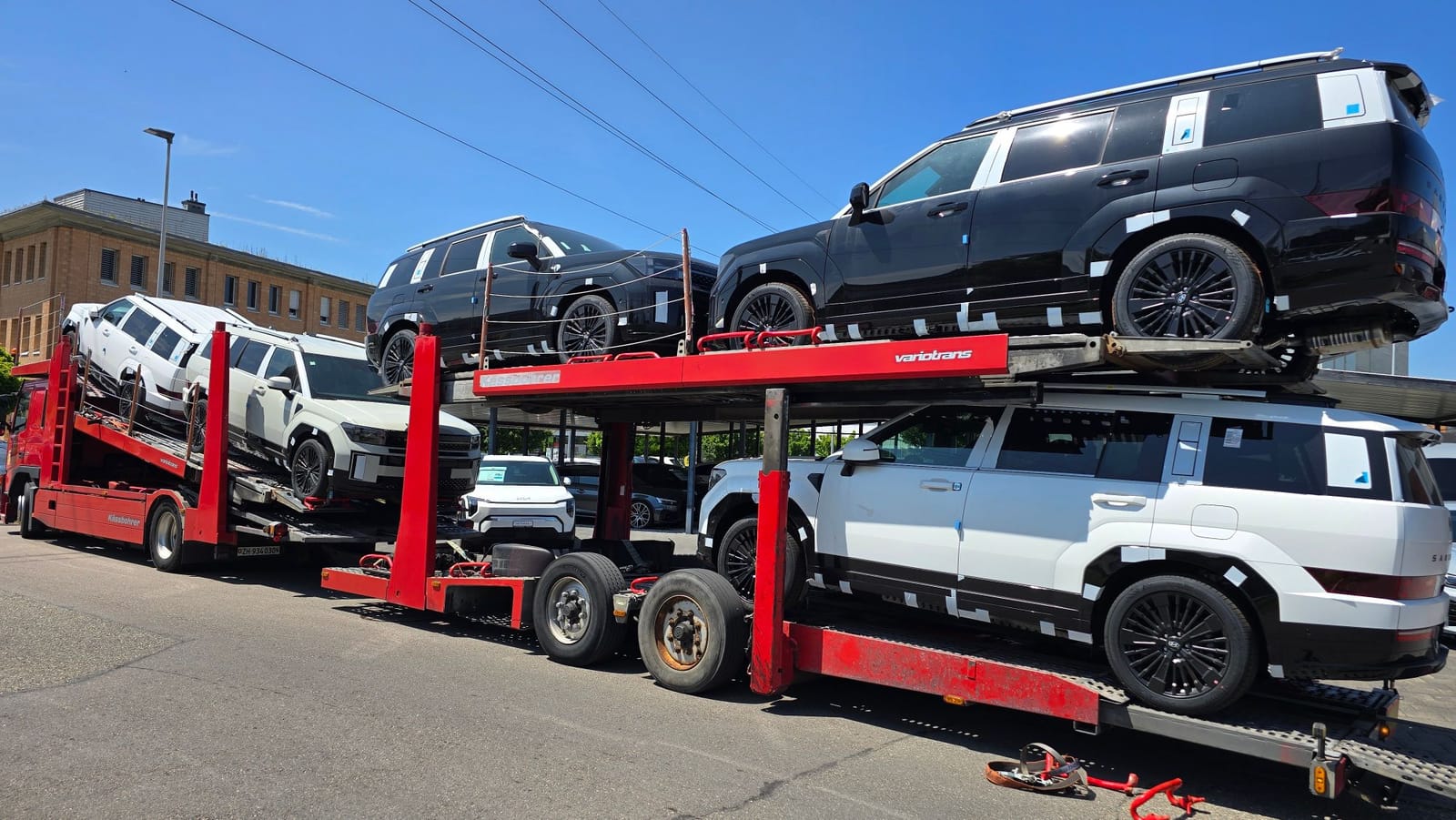 Autotransporter mit Neuwagen bei Car Trade24 in Wohlen AG (5/14)