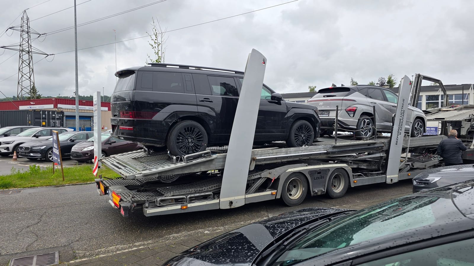 Autotransporter mit Neuwagen bei Car Trade24 in Wohlen AG (4/14)