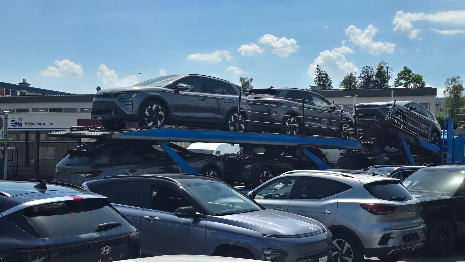Autotransporter mit Neuwagen bei Car Trade24 in Wohlen AG (3/14)