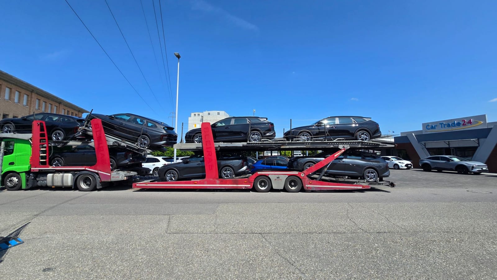 Autotransporter mit Neuwagen bei Car Trade24 in Wohlen AG (2/14)